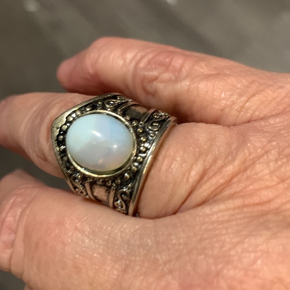 Beautiful ring size 7 1/2 - Picture 2 of 6